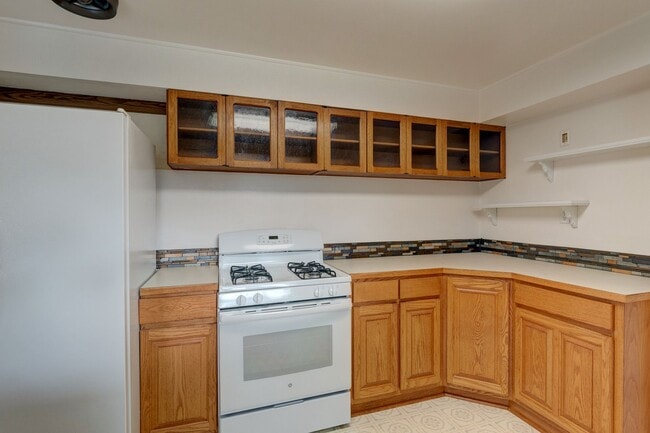 Building Photo - 3 Bedroom Single Story House w/Large Fence...