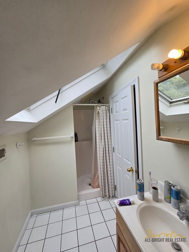 Building Photo - Large Duplex - Off-Street Parking - Centra...