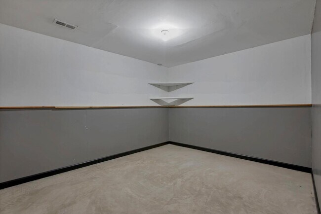 Building Photo - 950 Robmeyer Dr