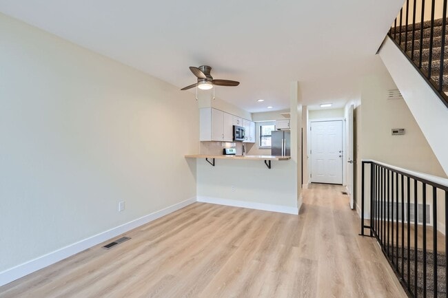 Building Photo - Bright & Updated 2-Bedroom Townhome with Bonus Basement Space in Lakewood!