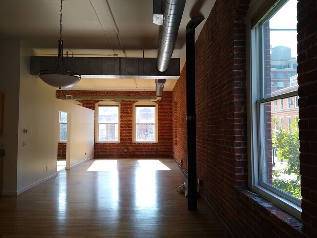 Building Photo - Loft Living At It's Finest In LODO!