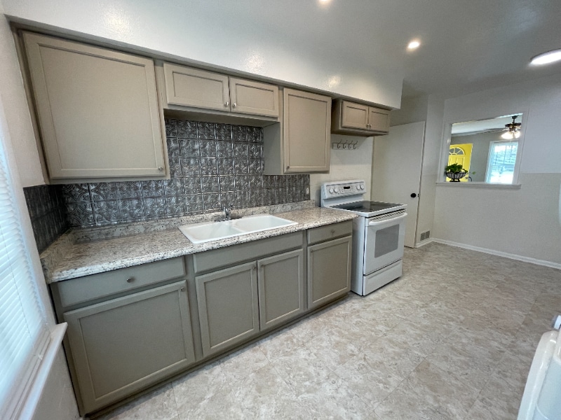 Building Photo - 3500 Lometa Dr