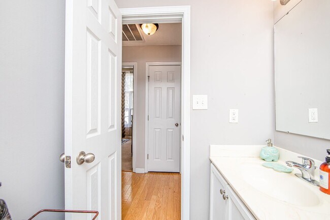 Building Photo - Good size home East of Raeford