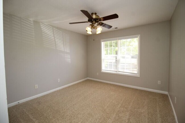Building Photo - Huge Ranch home!