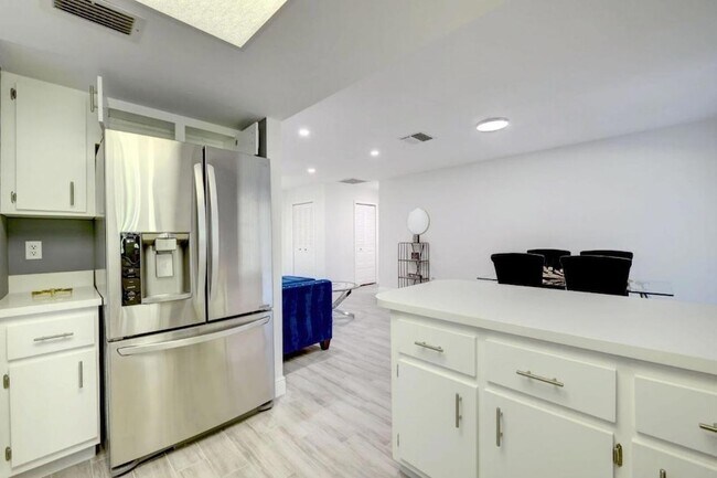 Building Photo - 543 SE Greenway Terrace