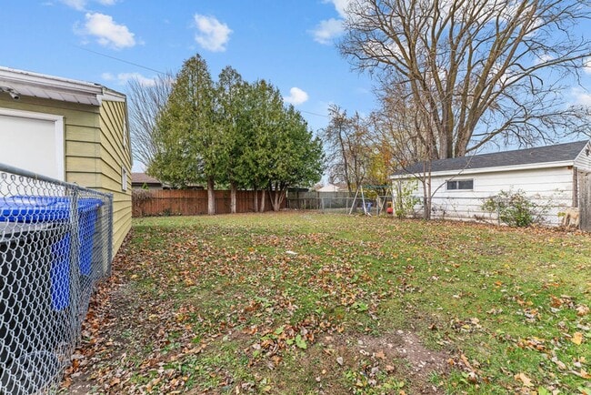 Building Photo - Delightful home with Garage and Large Yard. PETS WELCOME