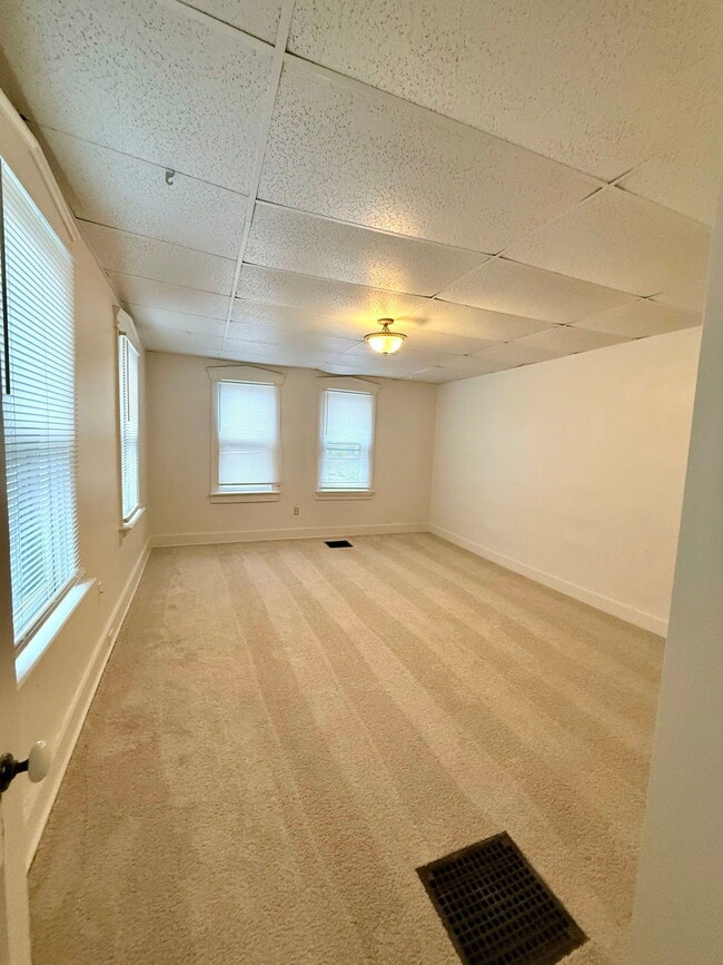 Building Photo - 144 E Main St