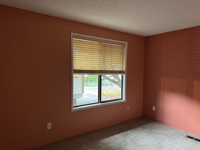 Building Photo - 1440 NW Meadowgreen Pl