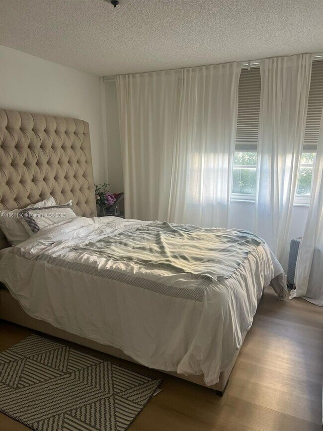 Building Photo - 19601 E Country Club Dr