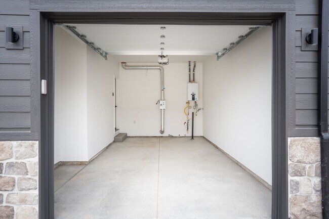 Building Photo - $1,799.00 for this 1 car garage, 2 bed, 2.5 bath