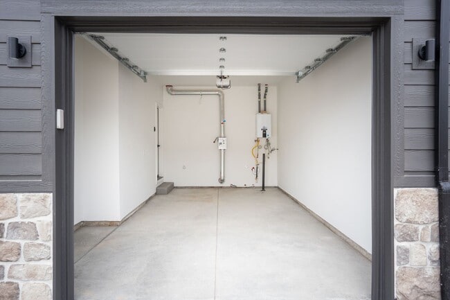 Building Photo - Row Home with 1 car garage 2 bed, 2.5 bath