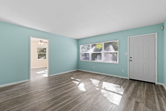 Building Photo - Remodeled 2 bedroom 1 bath duplex located ...