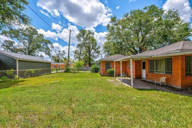 Building Photo - 5611 Milart St