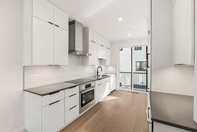 Building Photo - Bloomingdale Townhome | 3 Bed + Den | 3.5 Bath | 1,800 Sf | Large Private Rooftop Deck & Balcony ...