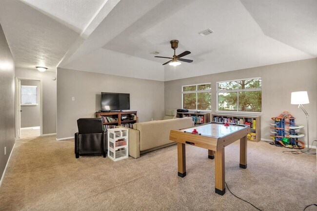 Building Photo - 301 Oak Creek Ln