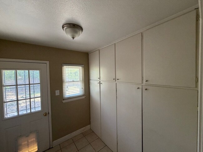 Building Photo - 4752 Crestview Dr