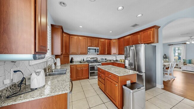 Building Photo - 5-bedroom, 3-bathroom rental home located in the Fox Wood community in Florida