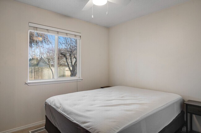 Building Photo - Furnished 3-Bedroom Home with Fenced Yard - Pet Friendly