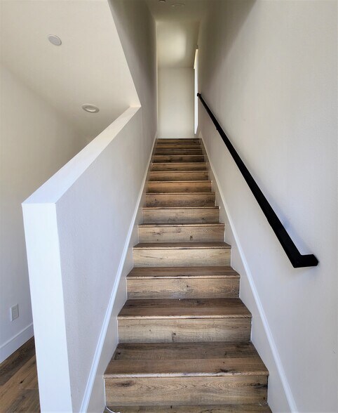 Building Photo - 543 N Kingsley Dr