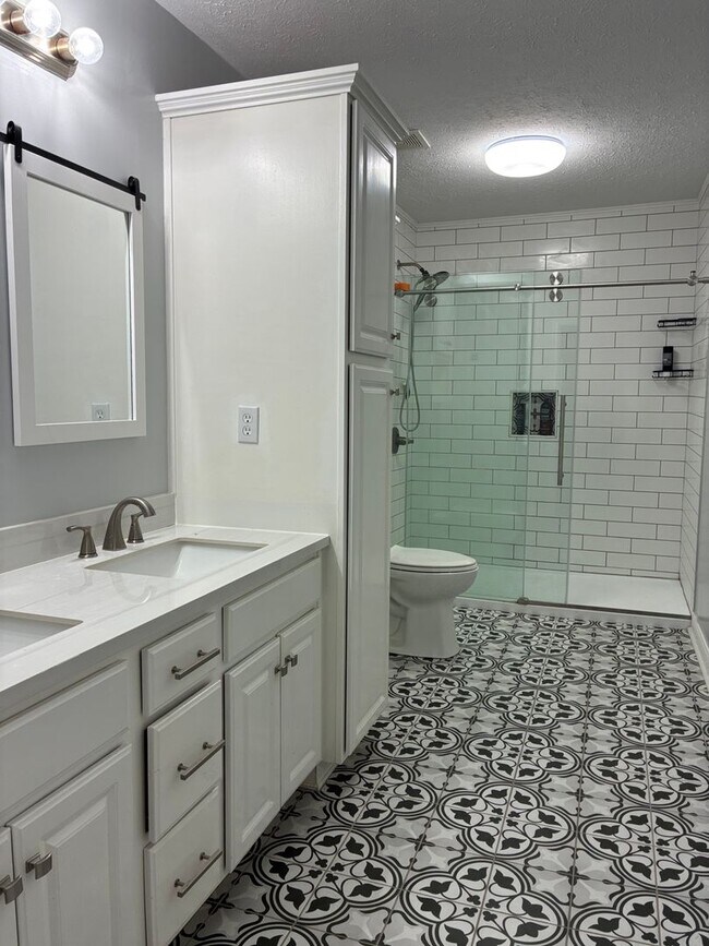 Building Photo - **Summer Ending BUT This Home is HOT**