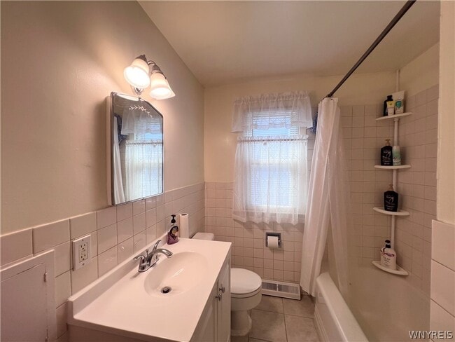 Building Photo - 480 W Hazeltine Ave