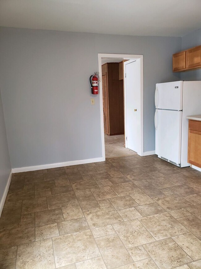 Building Photo - 87 1/2 Clinton