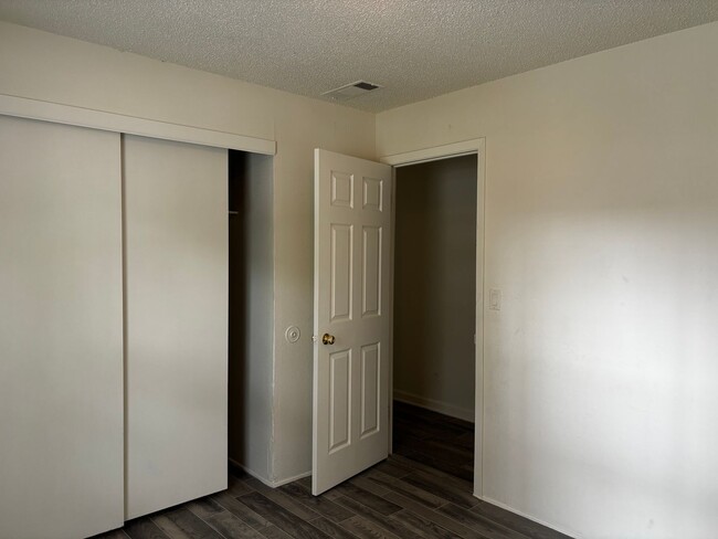 Building Photo - 4 Bedroom 2 Bath