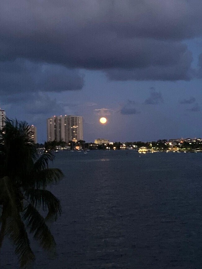 Building Photo - 3040 Lake Shore Dr