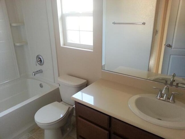 Building Photo - Beautiful 3 bedroom 2.5 bathroom home for rent in Lincoln!