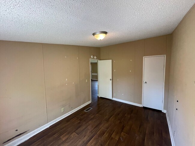 Building Photo - Nice three bedroom two bath modular home i...