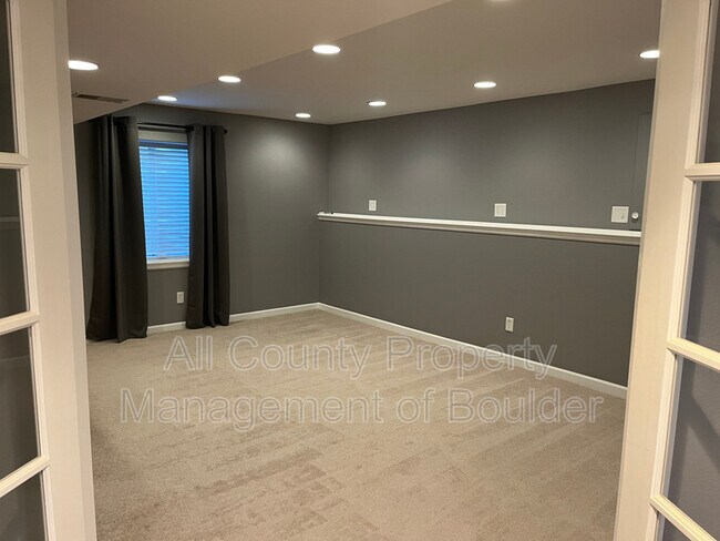 Building Photo - 1445 S Larkspur Ct