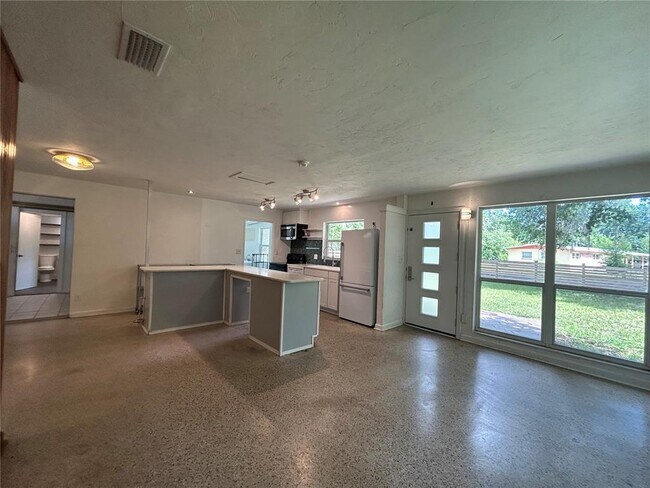 Building Photo - 1215 NE 21 Ave
