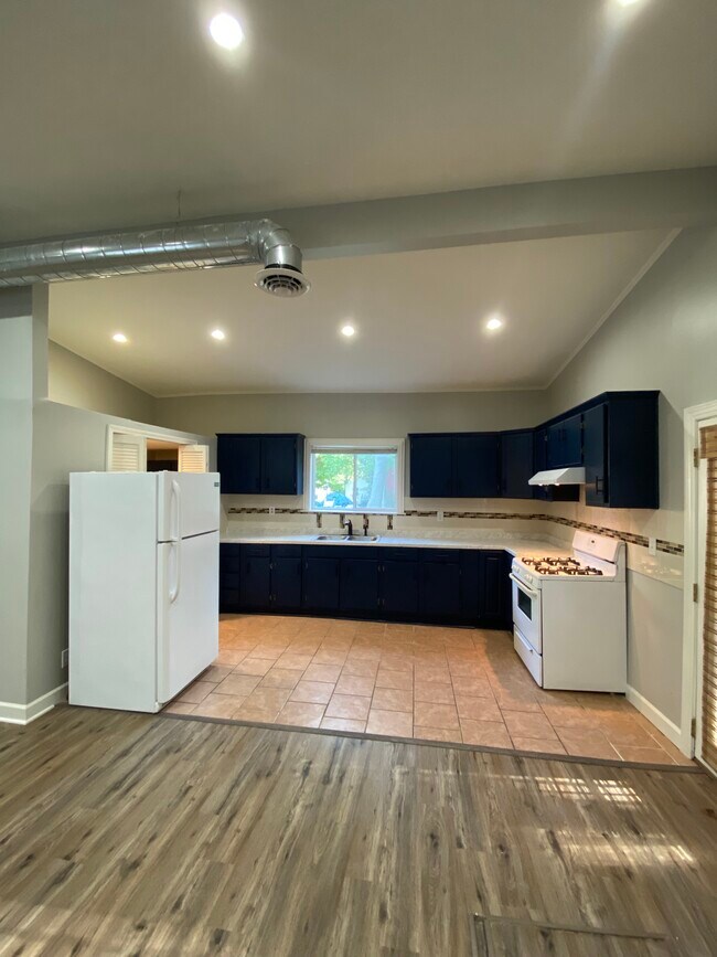 Kitchen - 1050 Janet Dr
