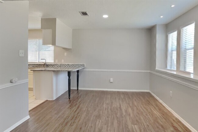 Building Photo - 22702 Market Square Ln