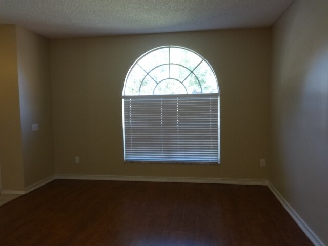 Building Photo - 523 Royal Ridge St