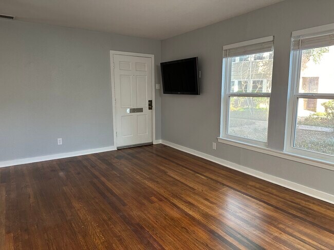 Building Photo - 4020 Blue Bonnet Blvd