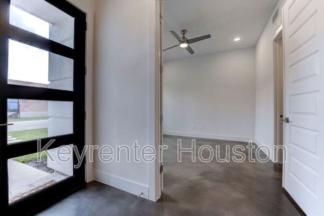 Building Photo - 2910 Lamar St