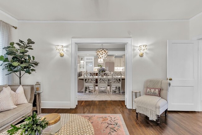 Building Photo - Completely Renovated Charming - 3 bedroom 2 bathroom home - 1108 Bonventure Rd, Savannah GA