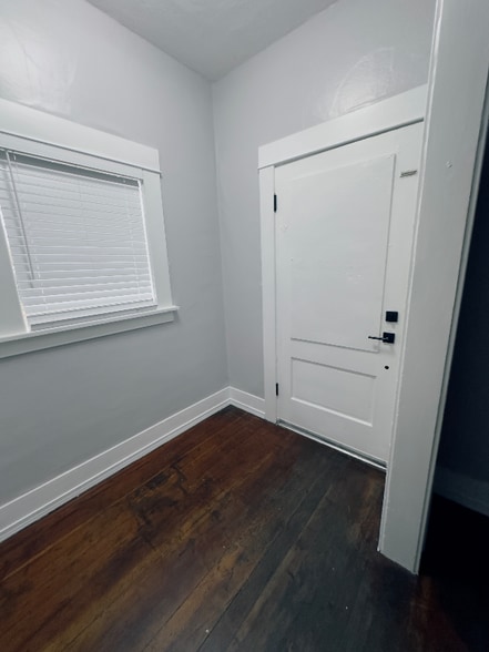 Building Photo - 506 E 17th St