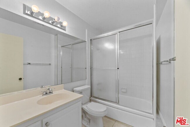 Building Photo - 18555 Collins St