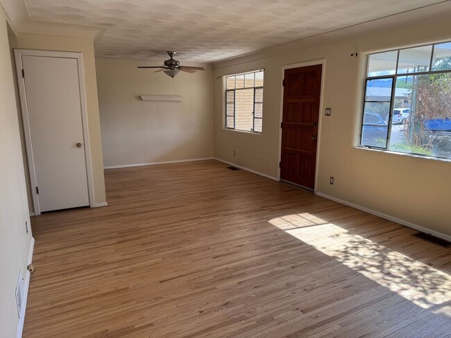 Building Photo - 3 Bedroom, 2 Bathroom Home near Washington...