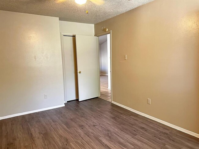 Building Photo - 1102 Hickory Grove Dr