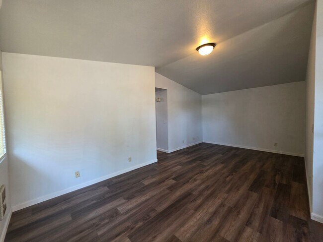 Building Photo - 00141/00142