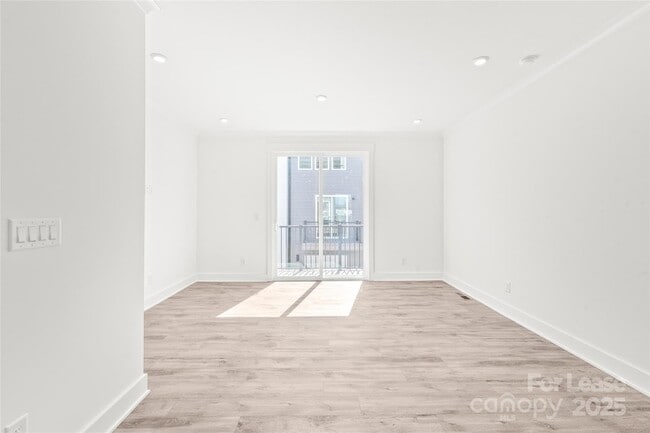 Building Photo - 425 Blairhill Rd