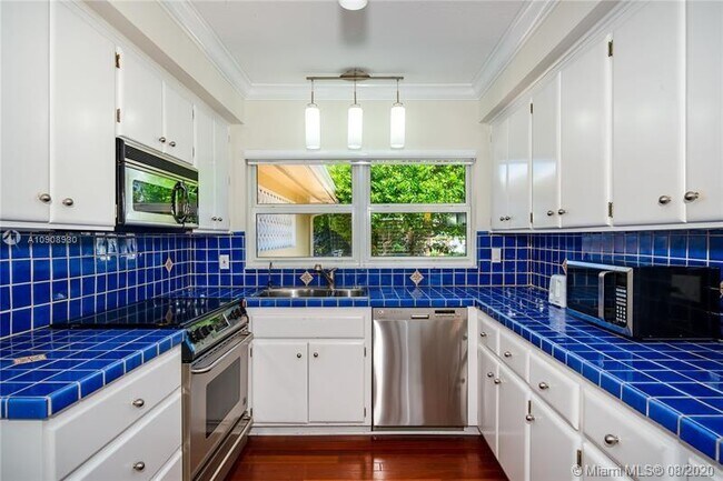 Building Photo - 1223 Seminole Dr