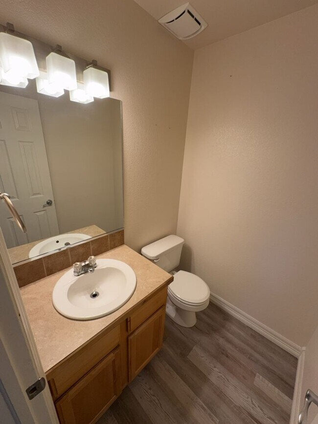 Building Photo - Spacious 3 Bed, 2.5 Bath Home with Oversiz...