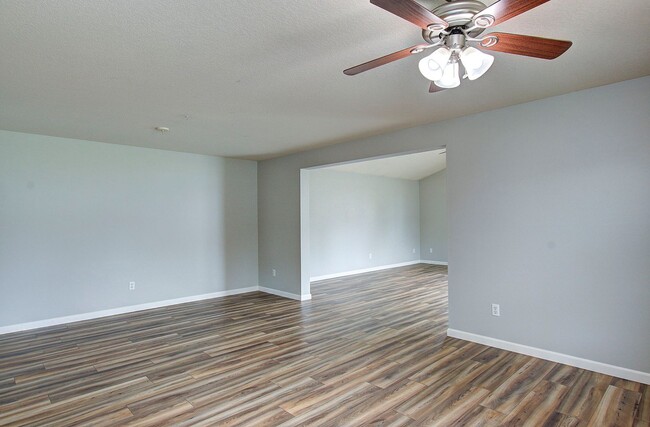 Building Photo - Welcome to this charming 2 bedroom, 2 bath...