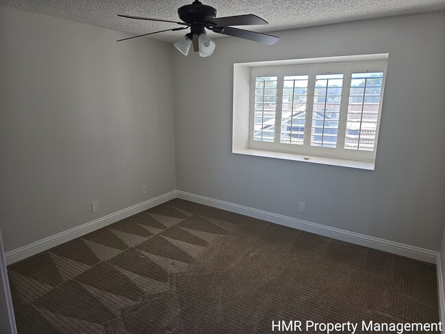 Building Photo - Spacious Two-Story Condo