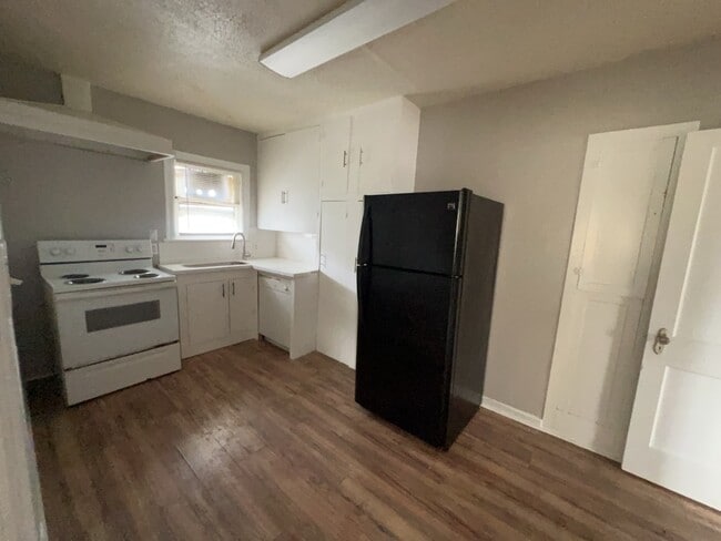 Building Photo - 1552 Lombardy St