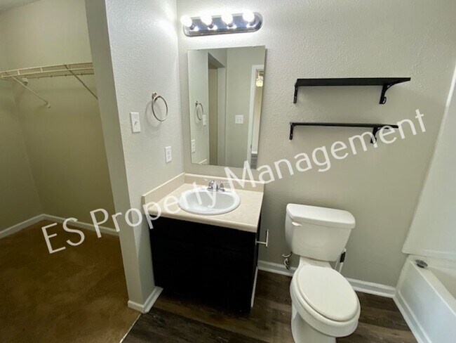 Building Photo - Stunning 3 Bedroom 2 Bath Home in Franklin Township!